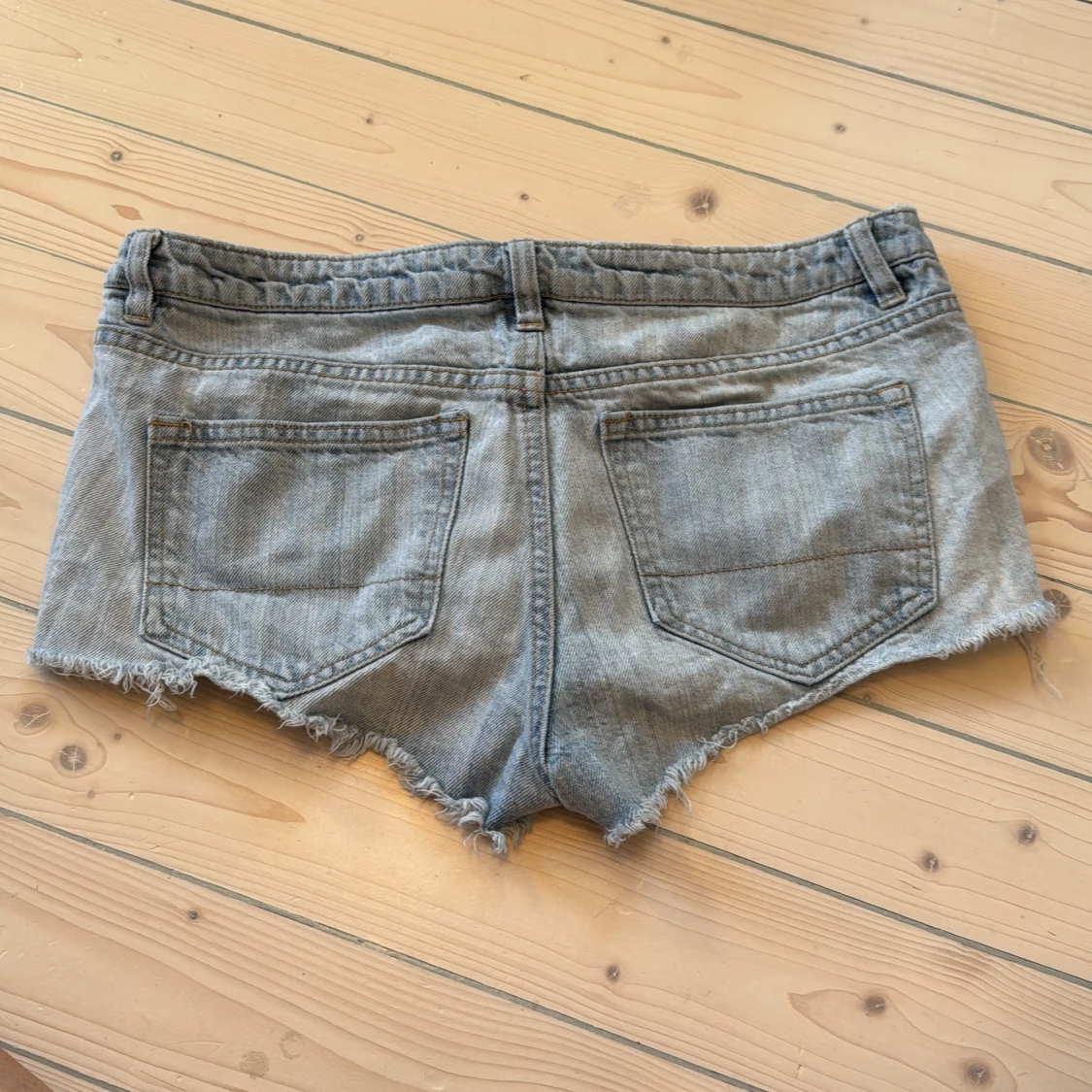 Blå jeansshorts med slitningar - 1