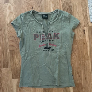T shirt  - Cool T-shirt från peak performance. Ej köpt nu. Storlek S. Lite för liten för mig så därför säljer jag, pga det kommer jag ej fota på!! ❤️