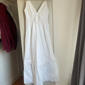 Vit långklänning  - Jättefin långklänning från vero moda🩷 Endast använd en gång, säljer då den är för liten för mig🩷 Nypris: 700
