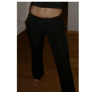 Svarta lågmidjade kostymbyxor - Snygga svarta kostymbyxor med rak passform. Byxorna är använda typ 3 gånger då de inte passar längre tyvärr 🥲 köpta för 500kr! kom privat för fler bilder!!