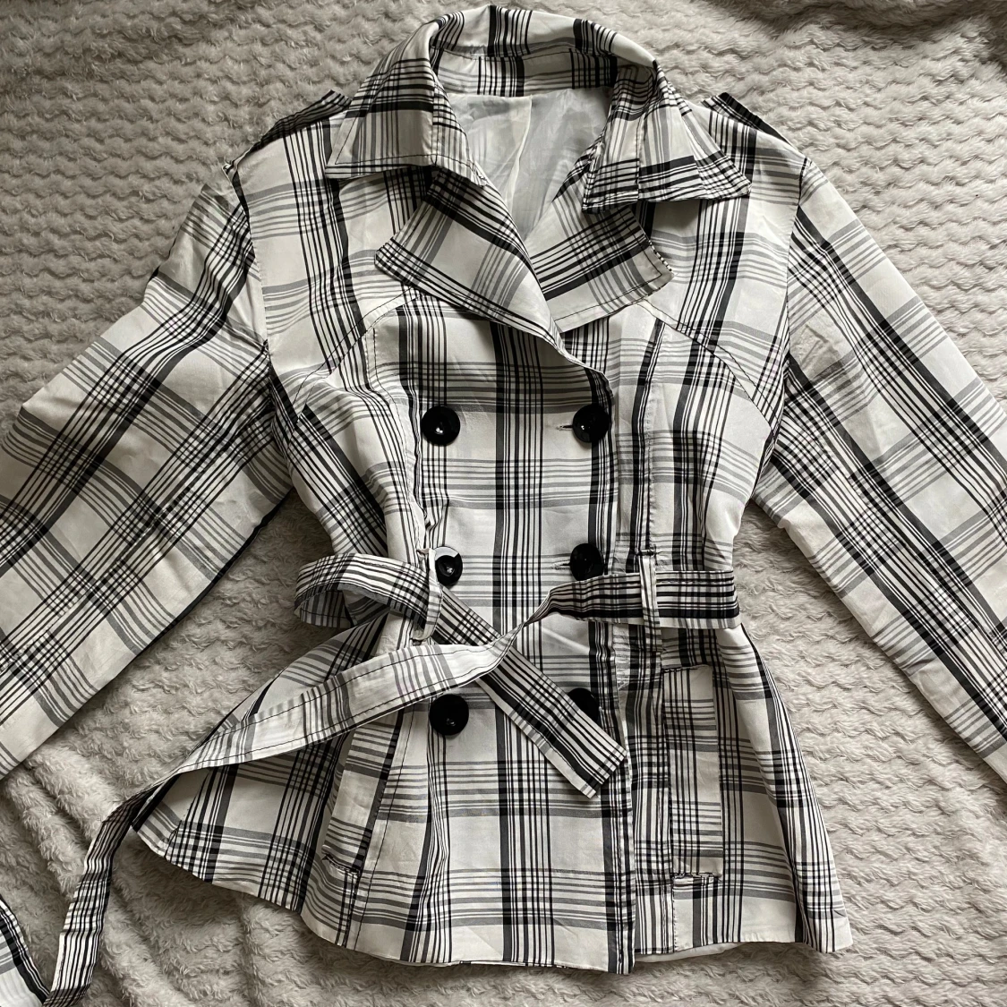 Rutig trenchcoat med bälte