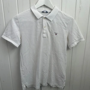 Gant piké - En vit gant piké i storlek 156.                                     Nypris: 699kr.                                                                    Mitt pris: 150kr