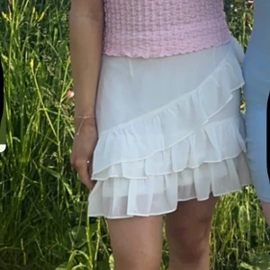 Vit volangkjol Chelsea - Säljer denna fina vita volangkjol från Chelsea i strl XS, jättefint skick, 200kr+frakt🩷 Nypris: 499kr