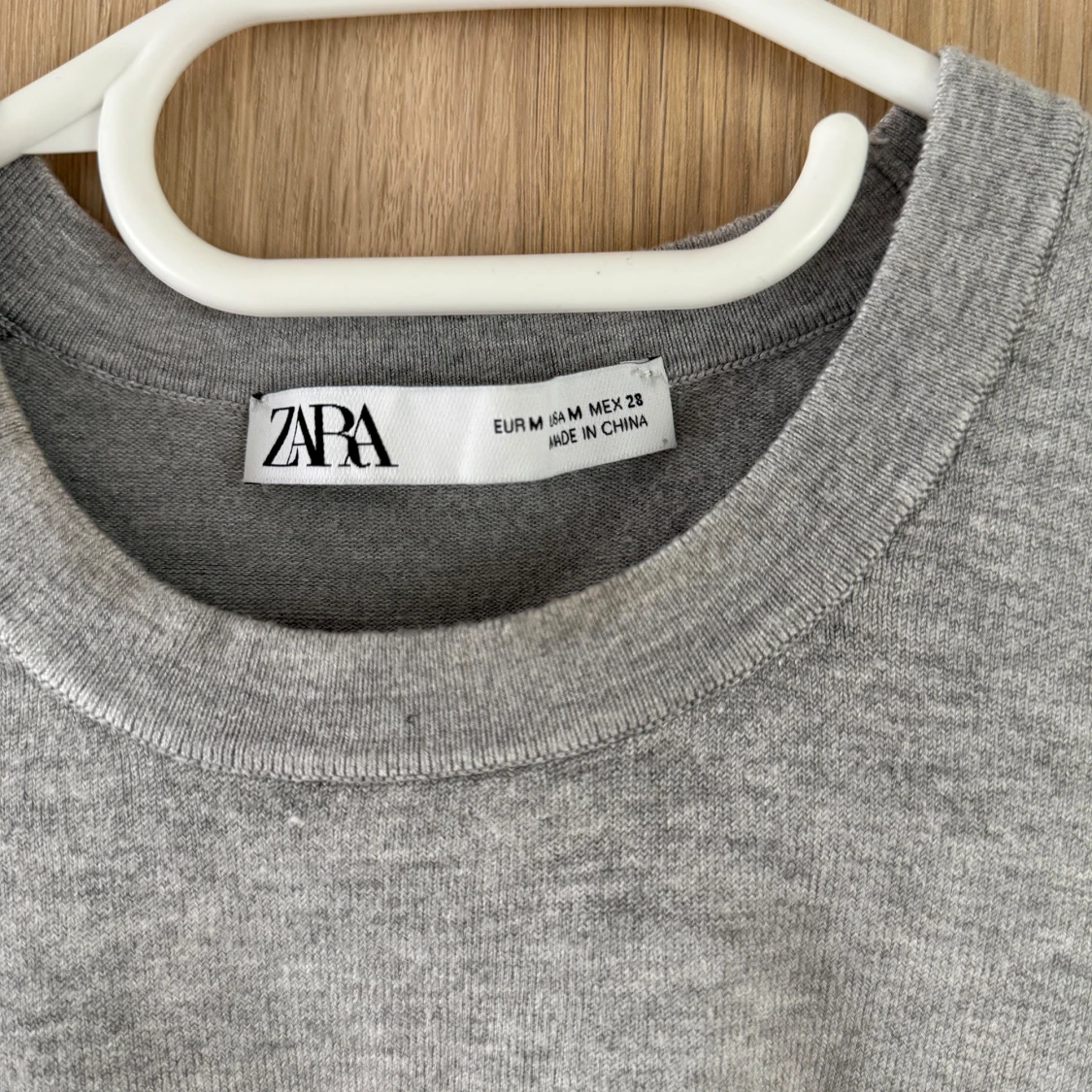 Grå kortärmad tröja från Zara - 1