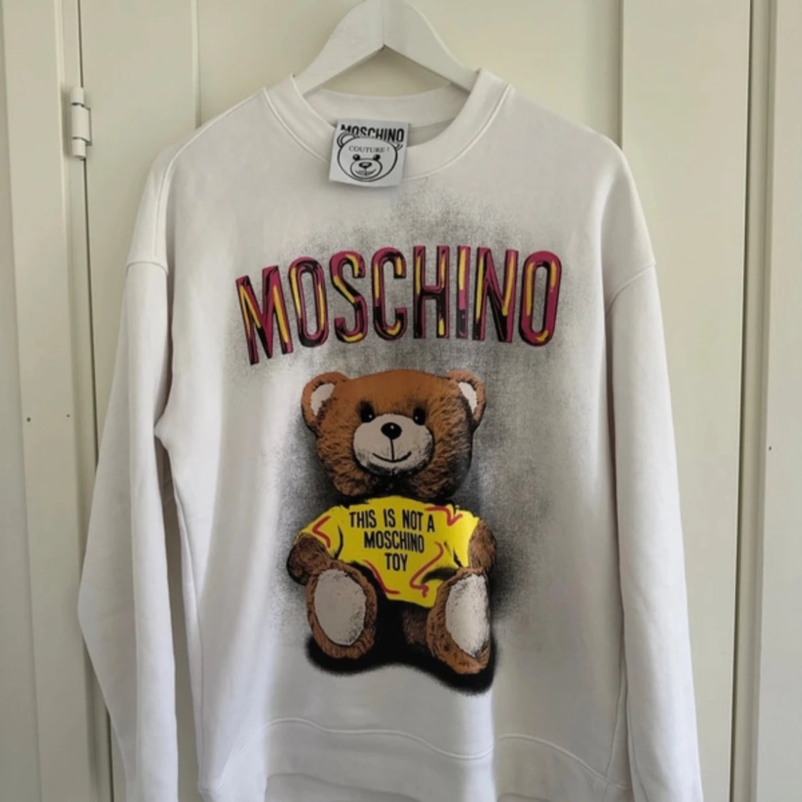 Vit Moschino sweatshirt med björntryck