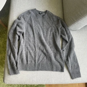 Grå stickad tröja - Lammulls tröja från uniqlo i perfekt skick | storlek S och pris kan diskuteras