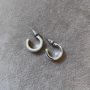 Chunky silvriga hoops örhängen - Snygga chunky hoops i silverfärgad metall. De är tjocka och har en klassisk rund form som ger en cool och stilren vibe. Perfekta för att lyfta vilken outfit som helst med en modern touch.