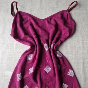 Topp i kaschmirblandning  - Fantastisk kaschmirtopp med paljetter och markerad midja 🎀 I perfekt skick! Vintage av okänt märke, köpt på Beyond Retro men aldrig använd av mig. Varmt tyg, perfekt för sensommar/höst! Töjbart tyg, passar S-M.  Pris är självklart förhandlingsbart :) Hör gärna av er vid frågor och glöm inte att kolla in garderoben för fler plagg i liknande stil! 😊