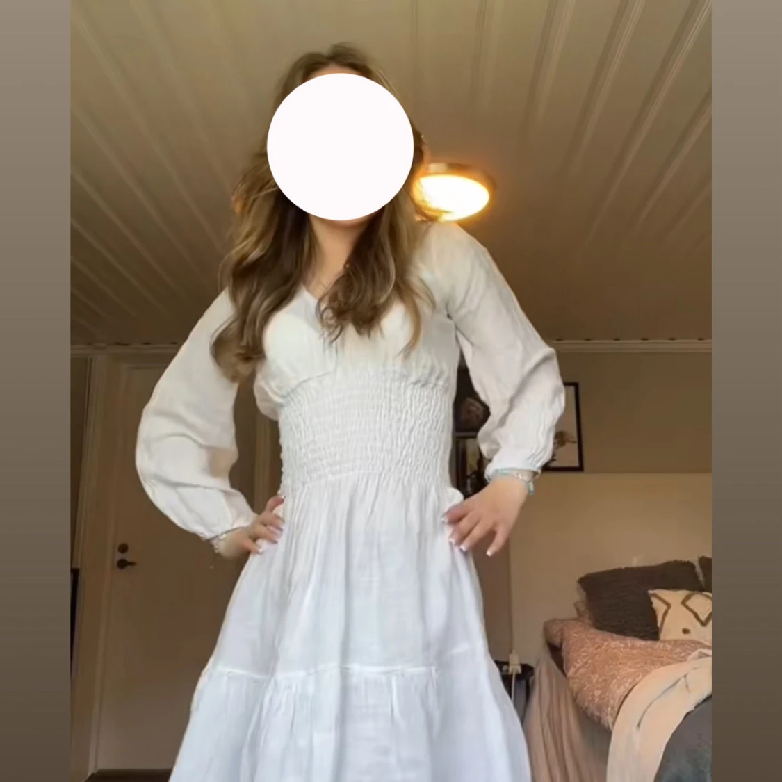 Vit långklänning med smock i midjan