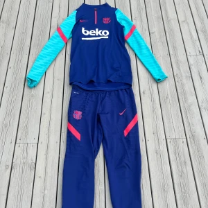 Barcelona tracksuit - Barcelona tracksuit där tröjan är storlek S och byxorna storlek M. Men tröjan sitter som en M. Skriv vid funderingar och frågor!