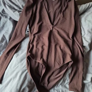 Brun body H&M - Säljer denna bodyn ifrån hm. Säljer pga att den är lite för stor för mig. Knappt använd 🤎