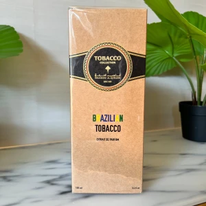 Brazilian Tobacco Extrait de Parfum - Parfymen Brazilian Tobacco från Ibraheem AlQurashi kommer i en lyxig blå flaska med guldfärgat lock och detaljer. Doften har tydliga noter av tobak, sötma, oud, trä, kryddor och lavendel. Flaskan är tillverkad i glas och rymmer 100 ml.