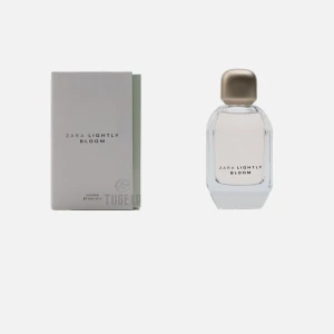 Zara Lightly Bloom parfym 100ml - Har använts men fortfarande nästan hela kvar. Den är 100ml. Zara Lightly Bloom är en elegant parfym i en genomskinlig glasflaska med mjuka former och en matt, guldig kork. Doften är fräsch och blommig, perfekt för dig som gillar lätta och feminina toner. Flaskan har minimalistisk design med svart text på framsidan. 