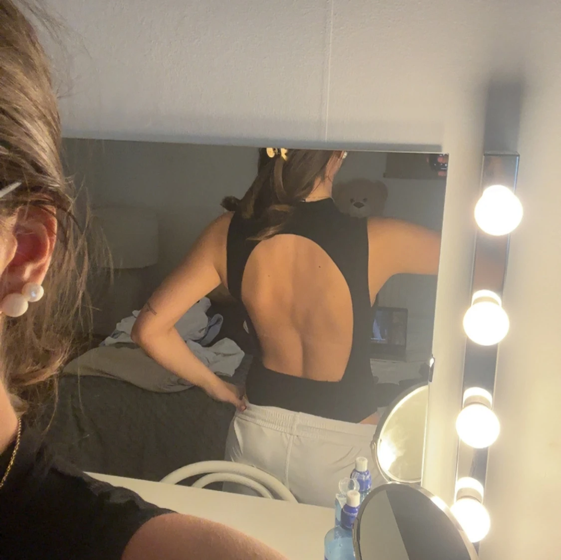 Svart ärmlös body med öppen rygg - 1