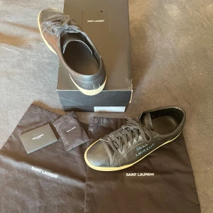 Saint Laurent Skor - Snygga skor från Saint Laurent | Storlek 45-46 | Allt og finns med | Köpta från vestiercollective | Skorna är i bra skick | Mer bilder kan fås | Skriv vid frågor! | Pris kan diskuteras om du följer samt snabb affär |