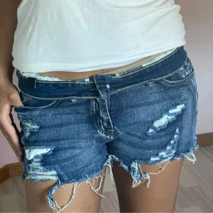 Vintage jeansshorts - Såå snygga lågmidjade vintage jeansshorts 💙De är midrise men är stretchiga och enkla att ha nedvikta till lowwaist, sitter som xs-s