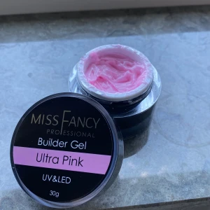 Miss Fancy Builder Gel Ultra Pink - Miss Fancy Professional Builder Gel i färgen Ultra Pink, 30g. Använd, men finns väldigt mycket kvar.😊Nypris: 329 kr. JAG STÅR INTE FÖR FRAKTEN!