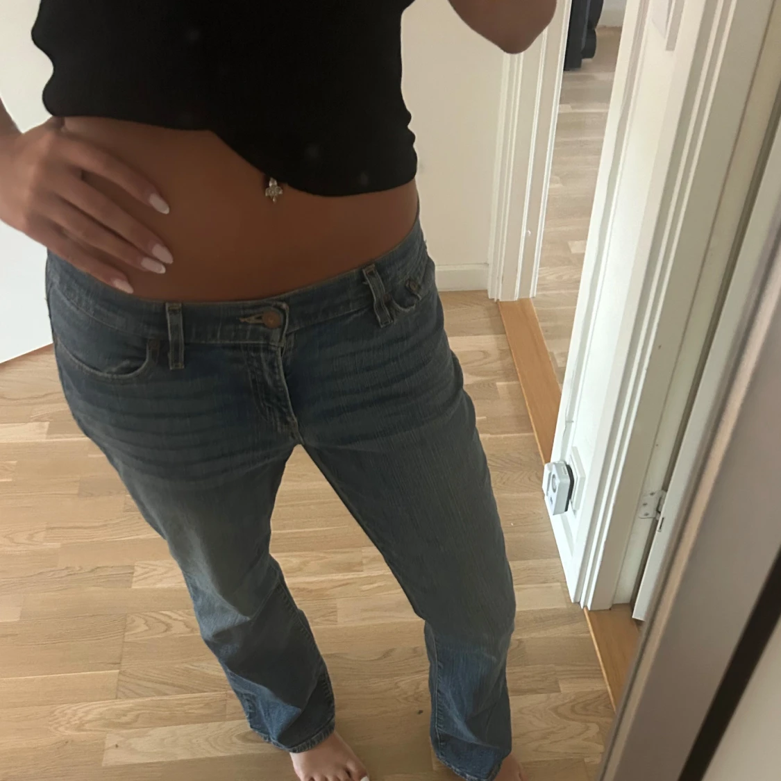 Blå raka jeans med låg midja