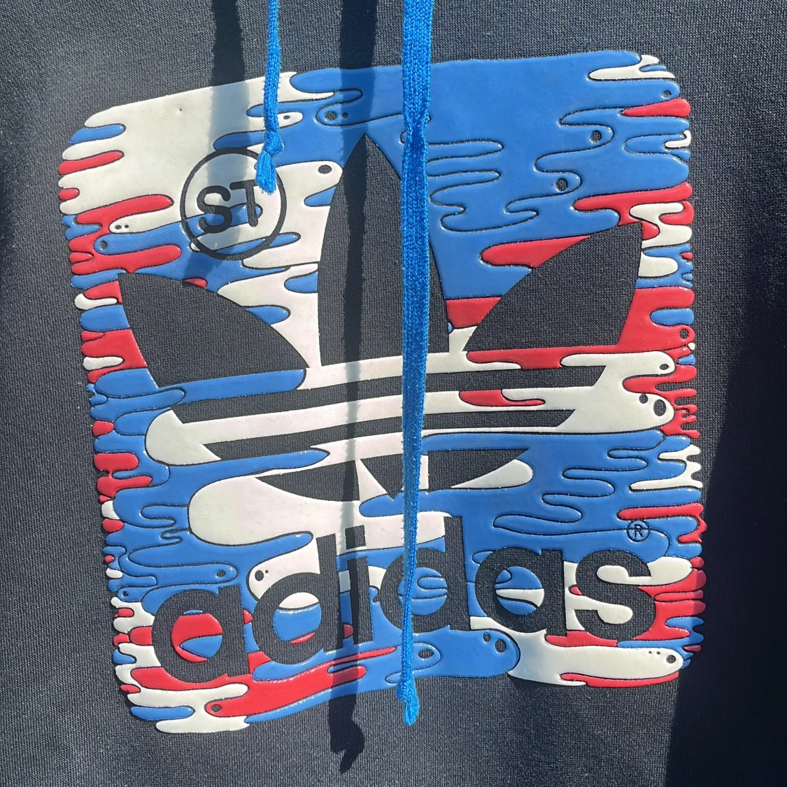 Svart Adidas hoodie med färgglatt tryck - 2