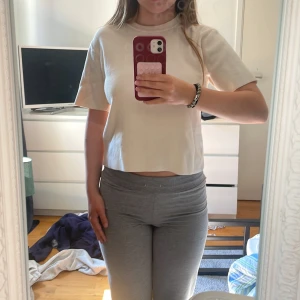 Vit croppad topp från H&M XS - Säljer en enkel och stilren vit croppad topp från H&M i storlek XS. har korta ärmar, rund halsringning med ribbad kant och rak passform. Använd typ 1 gång💖