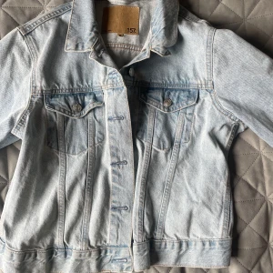 Ljusblå jeansjacka  - Säljer denna ljusblåa jeansjacka från lager i storlek M! Nyskick 