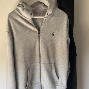 Grå Polo Ralph Lauren kofta - Snygg ljusgrå kofta från Polo Ralph Lauren. Jättefint skick, storlek M.