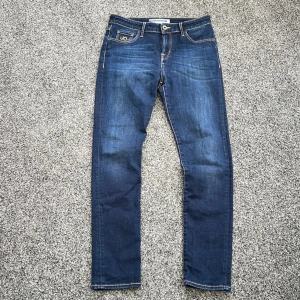Jacob cohen jeans - Säljer nu dessa extremt snygga jacob cohen jeans! Väldigt skönt och bekvämt material. Ny modell och jeansen är i nyskick. Size 30. Modell kimberly. Hör av dig vid minsta fundering 🤩