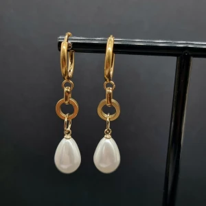 Handgjorda örhängen  - Rostfritt stål och pärlor.  Längd-5cm