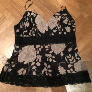 Svart blommig linnetopp med spets - Supersöt vintage sommartopp som är helt perfekt skick! Använt endast en gång!🩷🩷🩷🩷🩷