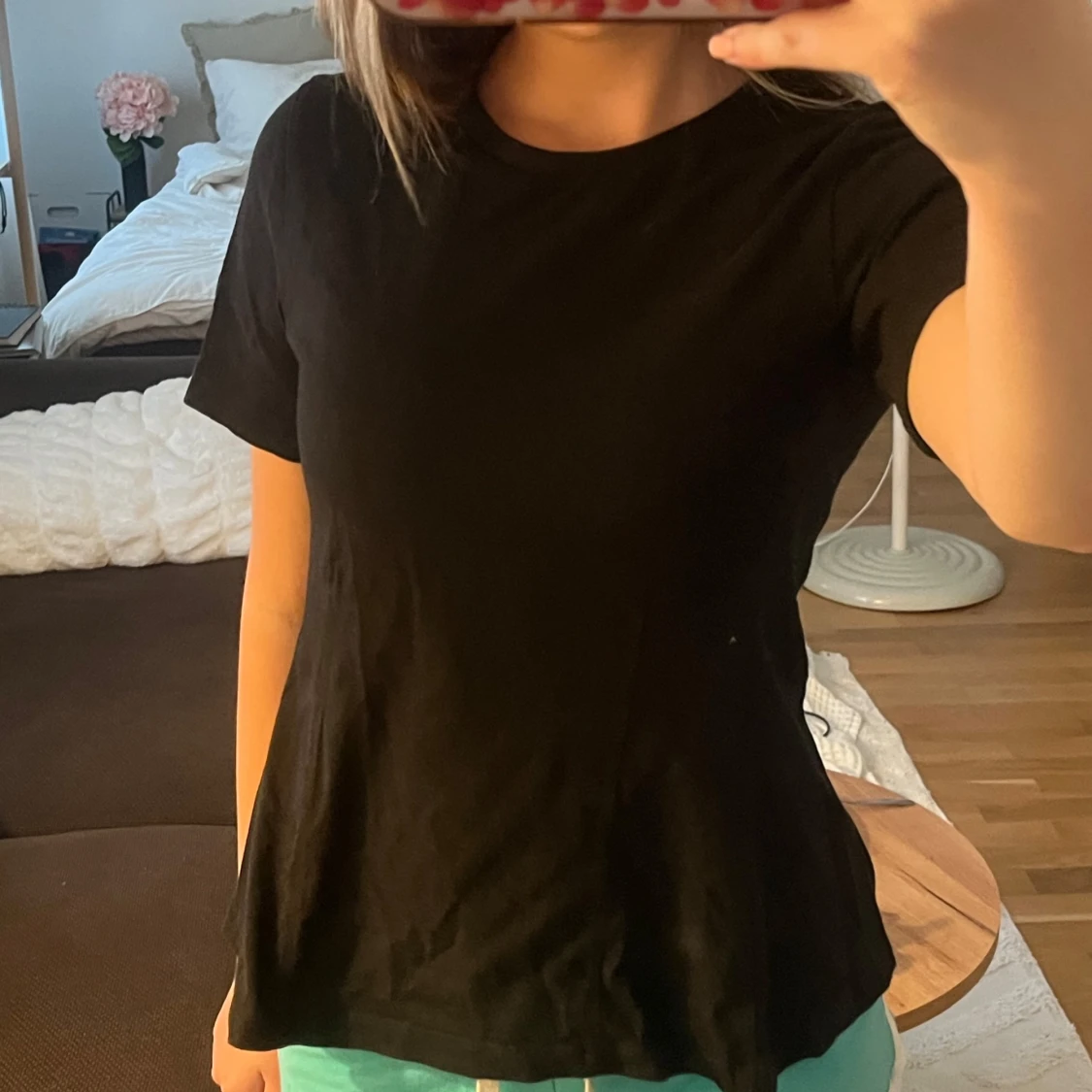 Svart utsvängd t-shirt från Kappahl