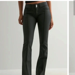SÖKER Svarta skinnbyxor från Nelly stl 34 - Köpte fel storlek i butik så om någon har ett par 34or så snälla säg till och byt med mina nyköpta 32or💕