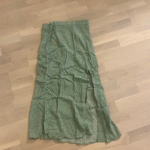 Grön kjol - Grön omlott kjol med blommor