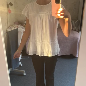 Vit volangblus med spetsdetaljer - Supersöt vit blus med volangärmar och fina spetsdetaljer💞. . Rund halsringning och knapp i nacken. Perfekt till jeans eller kjol💕.
