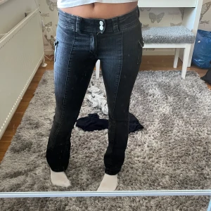 Svarta coola jeans - Säljer ett par svarta jeans i jeansmaterial och snygga fickor på sidorna. Byxorna har dubbla knappar i midjan. Dem är super coola. 💕