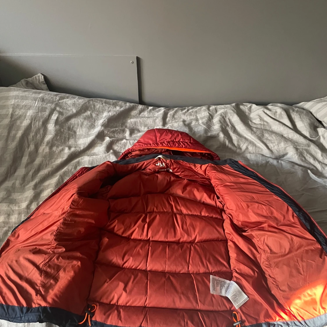 Röd och marinblå pufferjacka Helly Hansen - 2