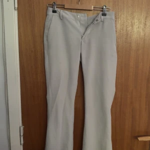 Vita kostymbyxor - Snygga, lågmidjade, vita kostymbyxor med bootcut passform💝