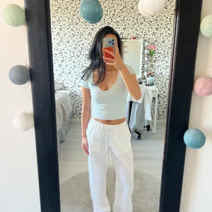 Ljusblå croppad ribbad topp Bik Bok - Superfin ljusblå croppad topp från Bik Bok. Ribbad i materialet för en snygg och bekväm passform. Vid intresse eller frågor, skriv privat💕 