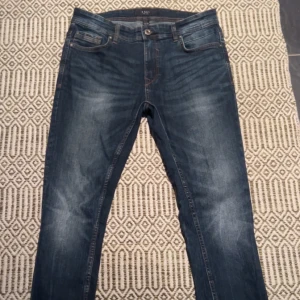 Mörkblå jeans  - Snygga mörkblå jeans från SMOG med klassisk femficksdesign. Slim/straight fit W 33 L 30 skick 9/10