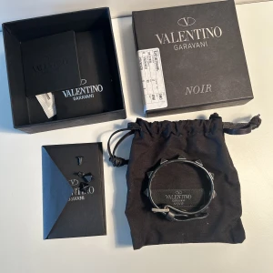 Valentino Garavani armband - Svart Valentino armband i fint skick, inget som är sönder men på insidan är det lite slitet på två små knappar men man ser ju såklart inte det när det är på. Alla tillbehör medföljer från bilden✅ frågor? Kontakta mig. Allt gott, Noah