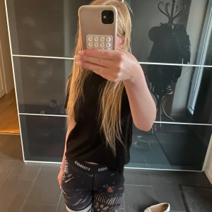 Färgglada träningsbyxor från stronger - Väldigt färgglada träningsbyxor från stronger. Designens namn är Voodoo. Byxorna är gjorda i ett mjukt och skönt tyg vilket gör att de passar till de flesta typer av träning. Storlek xs.🥰