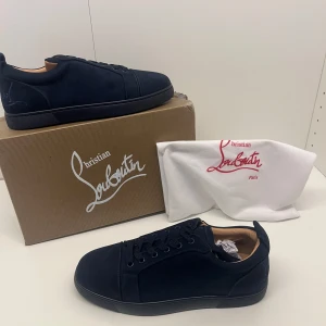 Christian louboutin skor  - Ett par marin blåa christian louboutin skor utan spikar i storlek 43, dom är helt nya och allt i bilderna kommer med. Pris kan diskuteras och skriv om du har några frågor. Boxen har också liten skada skriv om du vill har mer detaljerad bilder på skadan. 