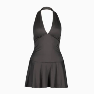 Svart kort halterneckklänning - Säljer den svarta men använder en bild på den vita för att visa hur den sitter på. Supersnygg svart kort klänning med halterneck och djup v-ringning. Klänningen har en figurnära passform upptill och en lätt utsvängd kjol. Materialet är mjukt.