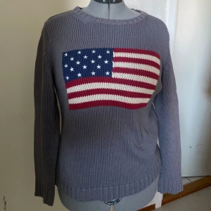 Grå stickad tröja med USA-flagga - Säljer min Ralph Lauren inspirerade tröja som är perfekt nu inför hösten! Den är i storlek S och är i nyskick! Inga defekter eller så!