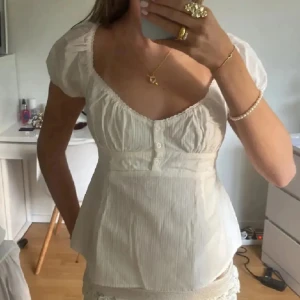 Vit blus med puffärmar - Jätte söt vit blus ifrån Brandy Melville som tyvärr inte passade mig, därav säljer jag ❤️
