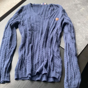 Marinblå stickad tröja Giorgio di Mare - Säljer en söt uringad marinblå kabelstickad tröja från Giorgio di Mare ❤️