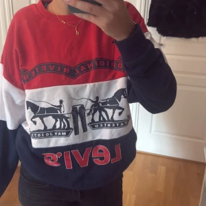 Levi's röd, vit och blå sweatshirt - Skit snygg, skön och vintage Levis sweatshirt. Jätte mysig, passar perfekt sena sommarkvällar eller ba vardag!!! Använd 2 gånger - som ny! 