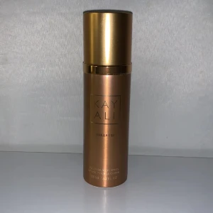 Kayali Vanilla | 28 Body Spray - Säljer Kayali vanilla i kroppsprej. Använd fåtal gånger är som ny. Säljer för 350 ordinarie pris 499.  Går EJ ner i pris! Slut i hela Sverige passa på innan den hinner säljas🤍 