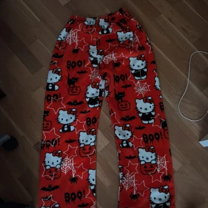 Hello kitty pyjamas byxor - Knappt använda och super fina, passar bra till höst👀