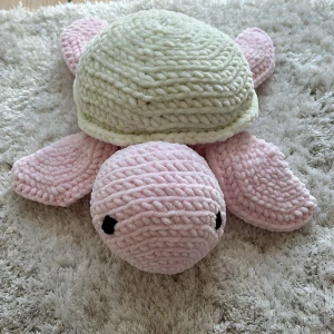 Virkad sköldpadda🤍 - Jag har virkat en söt ganska stor skölpada som tog tid,ca 6 timmar men jag är också ganska långsam när det kommer till att virka💓💓