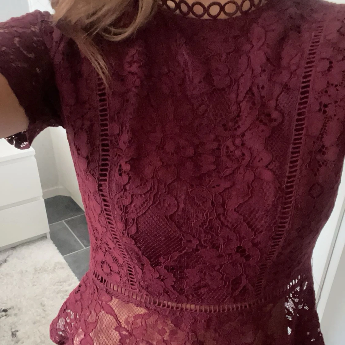 Vinröd spetsblus med volang - 4